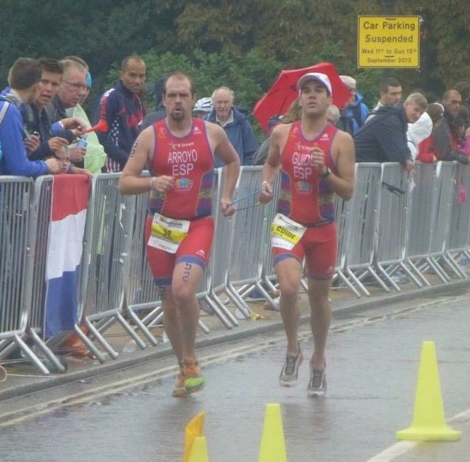 Corriendo cogidos de la cuerda con mi guia en el triatlóm