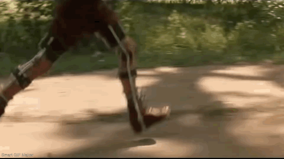 Gif con la escena de Forrest Gump de niño corriendo con su aparato de hierro para corregir sus rodillas