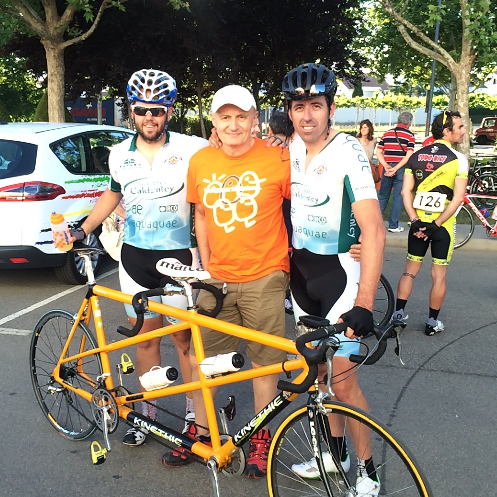 Foto con Eloy Izquierdo (mi entrenador) y Toni Tauler (mi piloto) y el tandem