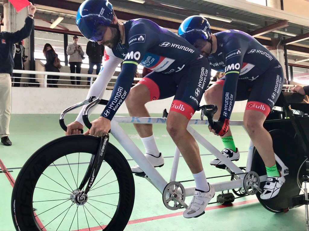 Foto en la salida de una prueba de ciclismo en pista