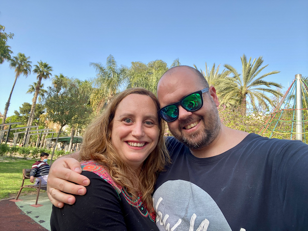 Foto con Alba con palmeras al fondo y el cielo azul