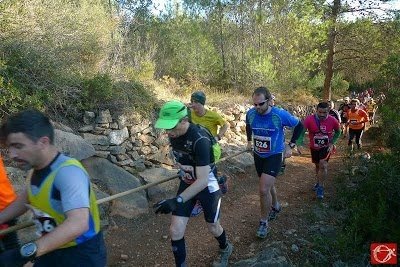 Foto corriendo en carrera de montaña agarrados al palo