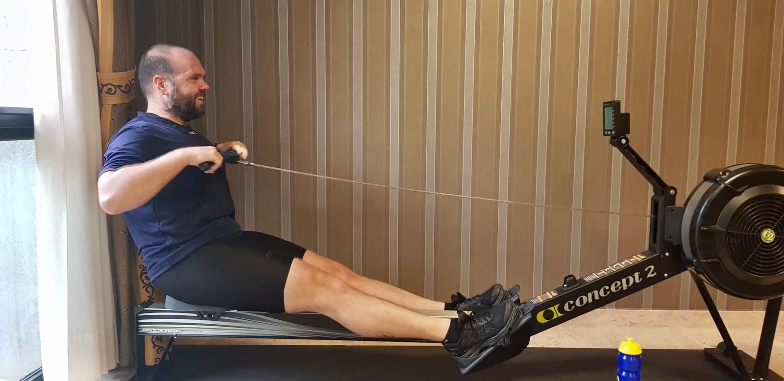 Foto remando en el ergo en una concentración del equipo nacional