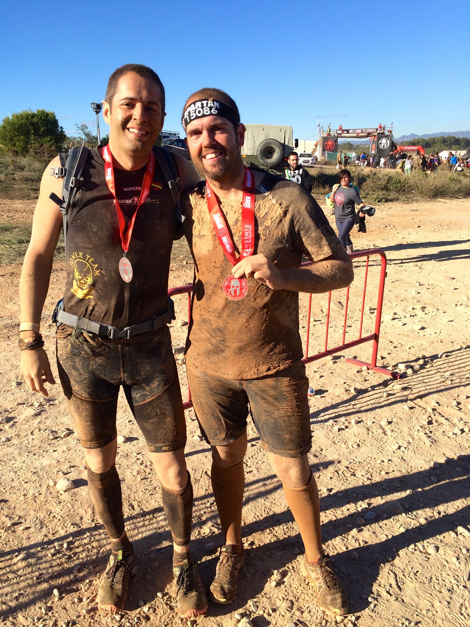 Foto posando con joaquin y la medalla de finisher de la Spartan Race