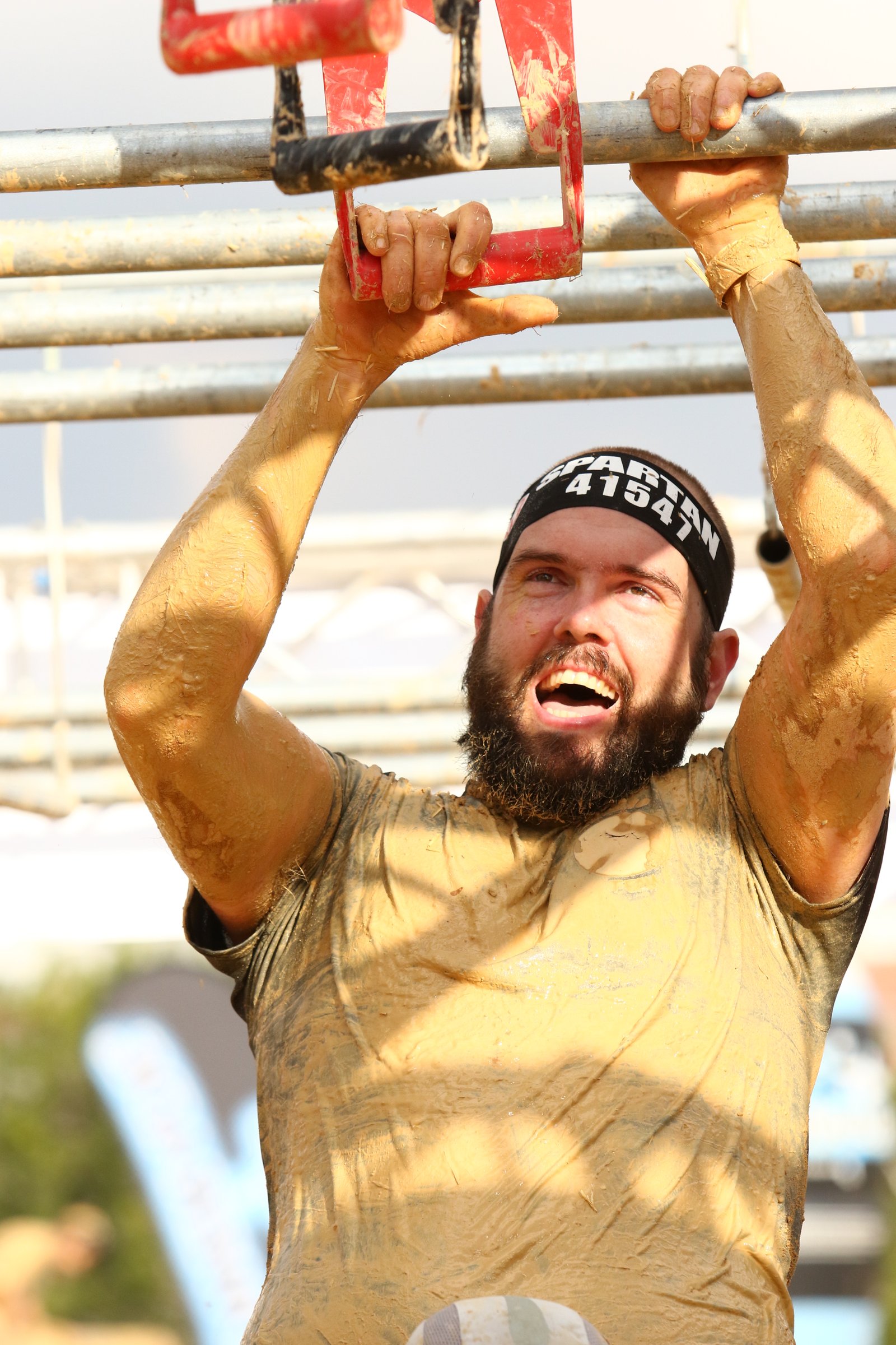 Foto superando las monkey bars en la Spartan Race