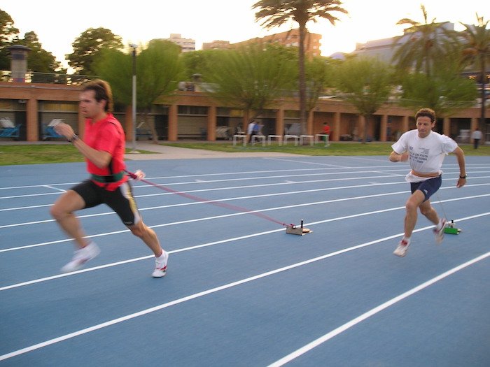 Foto entrenando en la pista tirando de un arrastre con peso