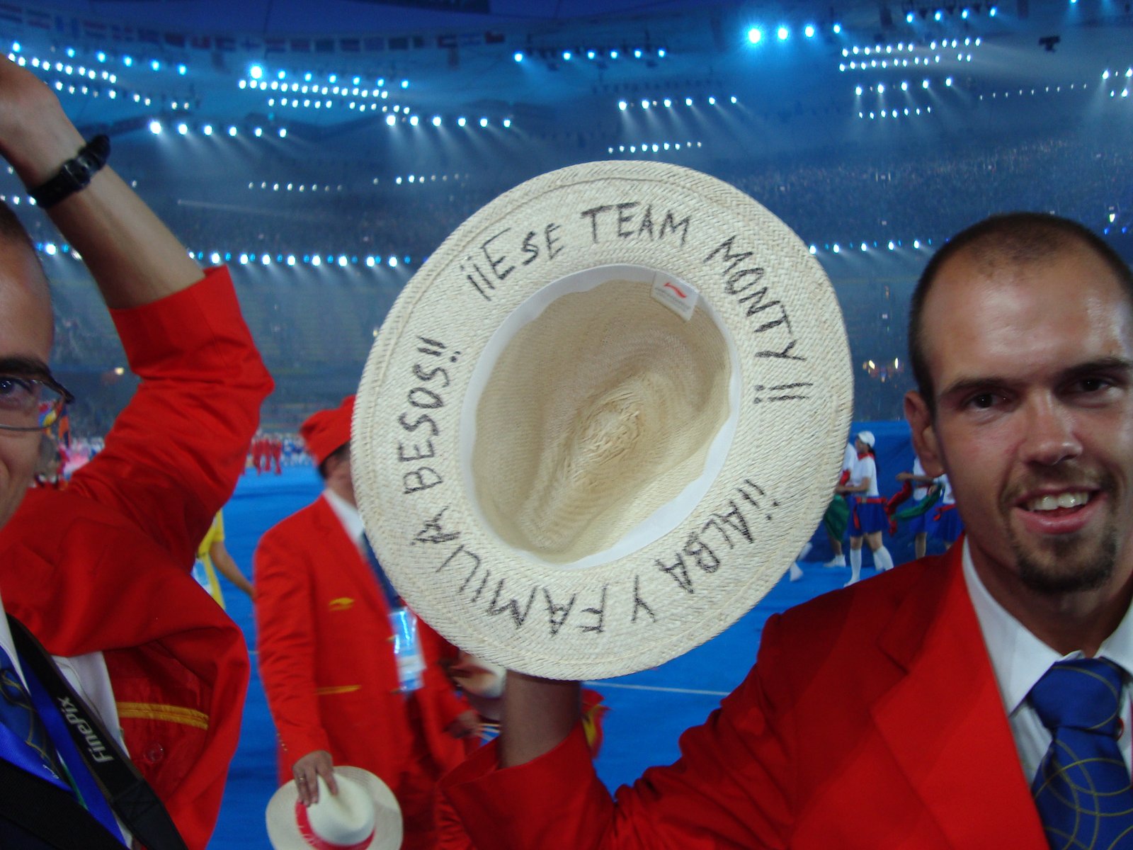 Foto desfilando por el estadio olímpico enseñando el interior del somnbrero donde había escrito un mensaje para mi grupo de entrenamiento y para Alba, mi pareja, y familia
