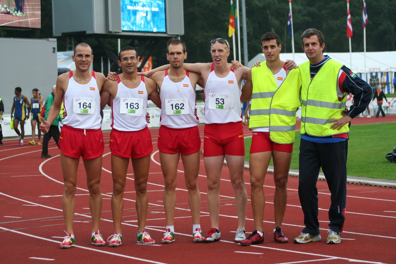Foto de todo el equipo de 4x400 metros posando antes de correr, Ignacio y Abel Ávila, Luis Bullido, Jorge Artal, Pedro Maroto y yo