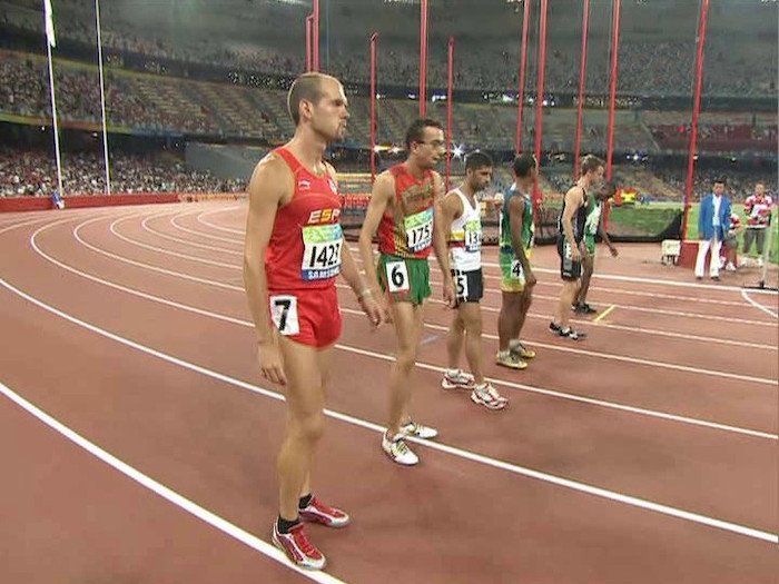 Foto en la línea de salida de los 1500 metros lisos desde un lateral