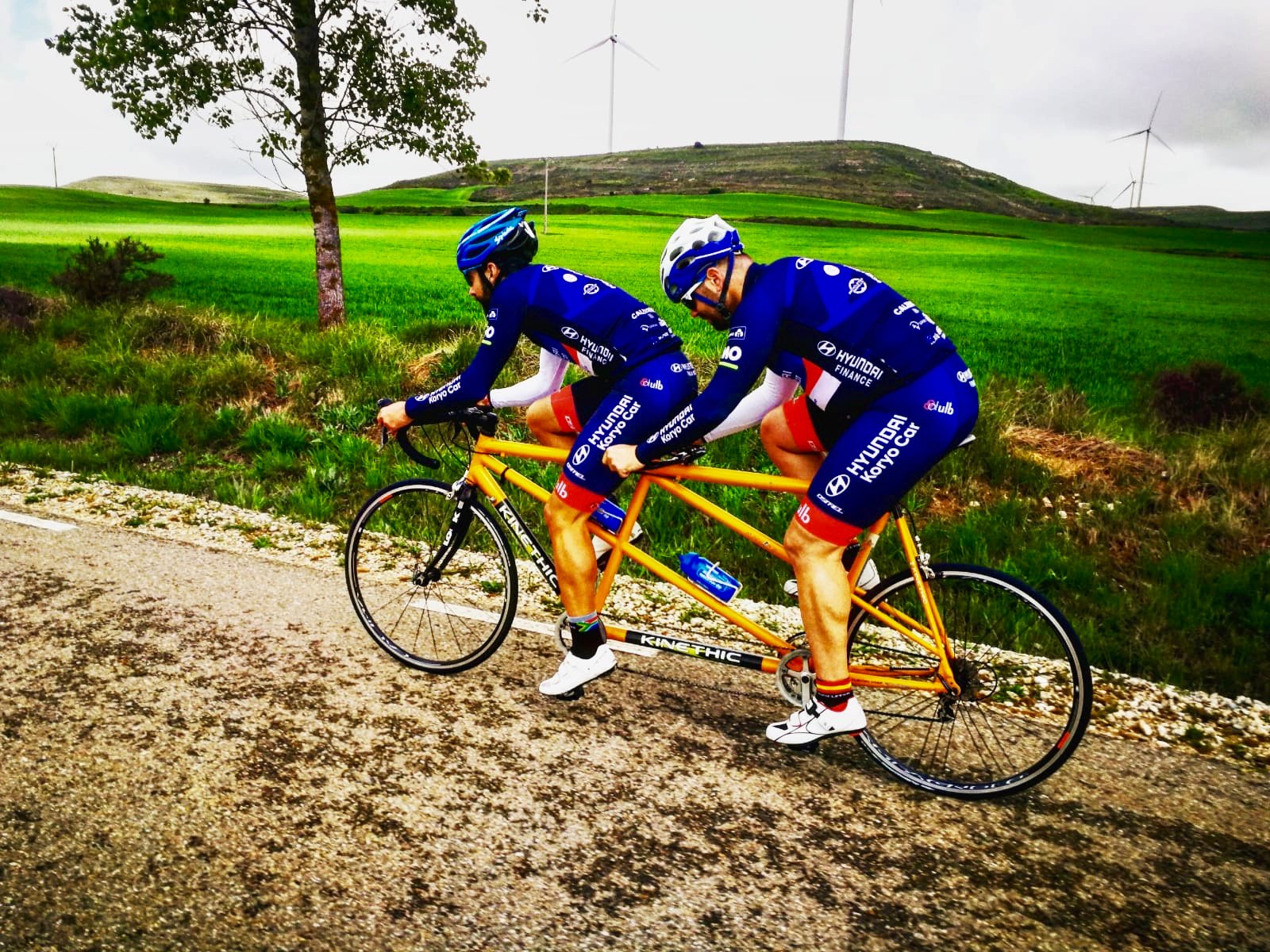 Foto en el tandem con Javi por carretera con un paisaje muy bonito y muy verde