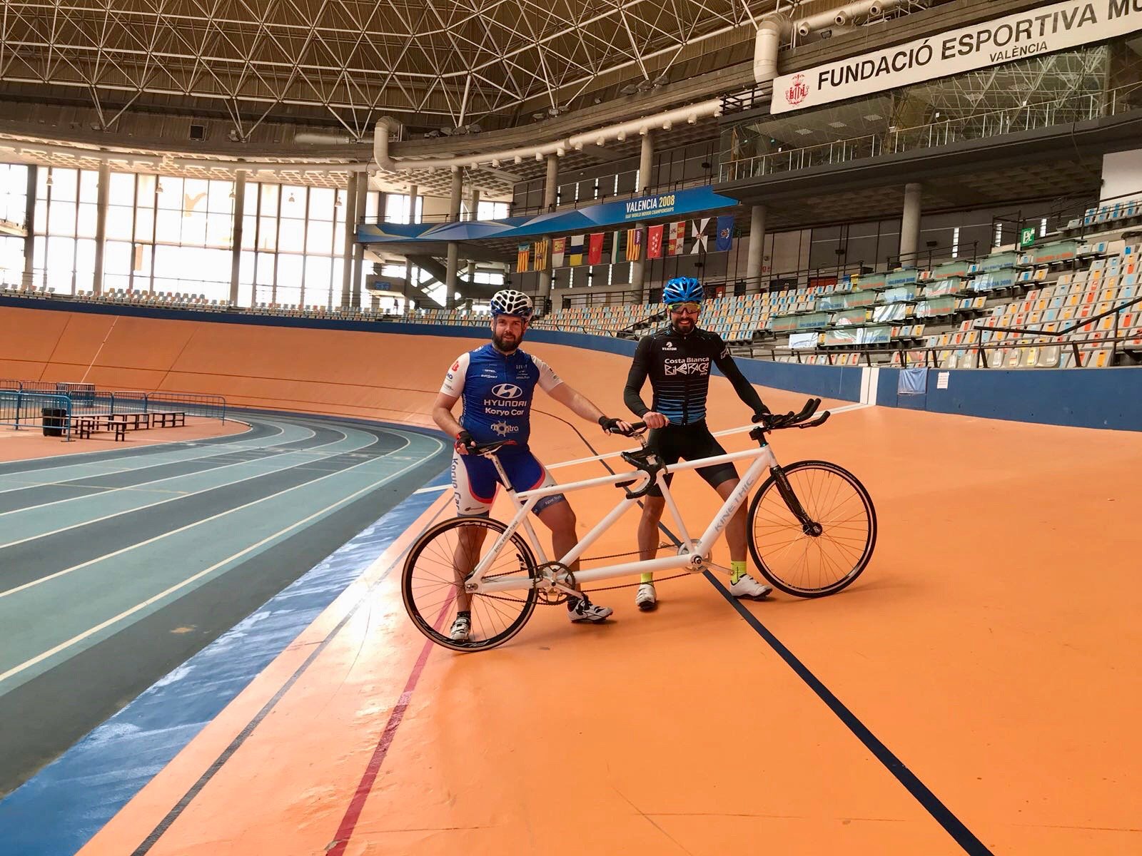 Foto posando con el tandem con Javi atravesados en el peralte del velódromo