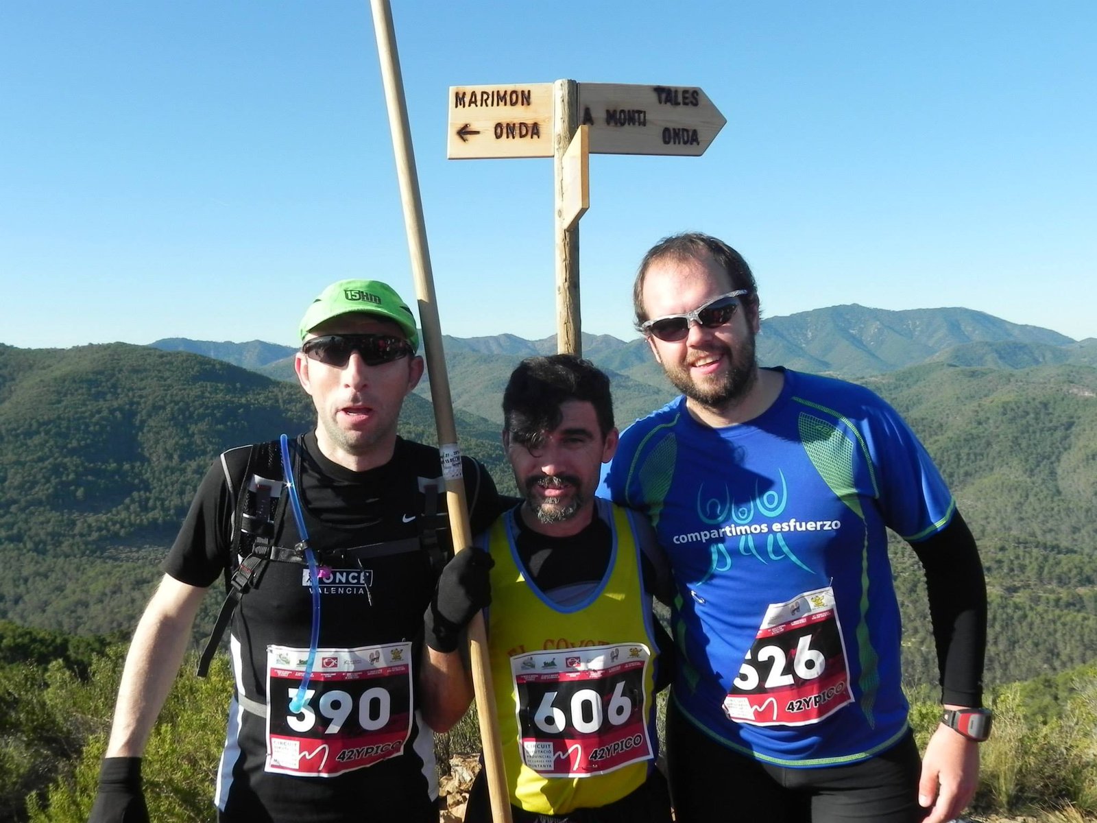 Foto posando con Oscar (B2) y Ricardo (un guía) en mitad de una carrera de montaña