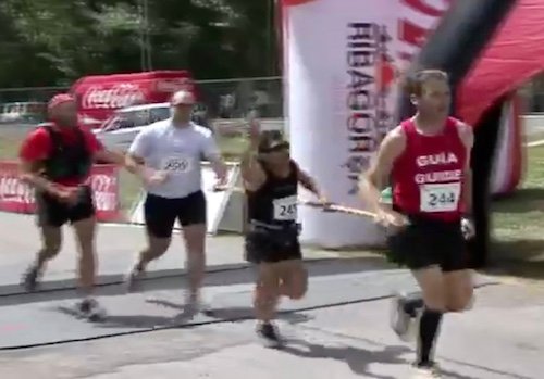 Foto cruzando la meta en los ParaSkyGames con Cristo y Charlie