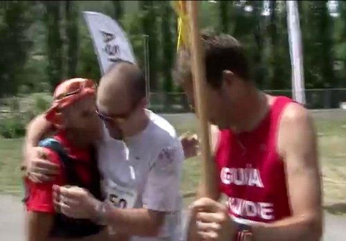 Foto abrazándome a un chico que fue a nuestro lado durante unos kilómetros que eran dificiles y me ayudó bastante