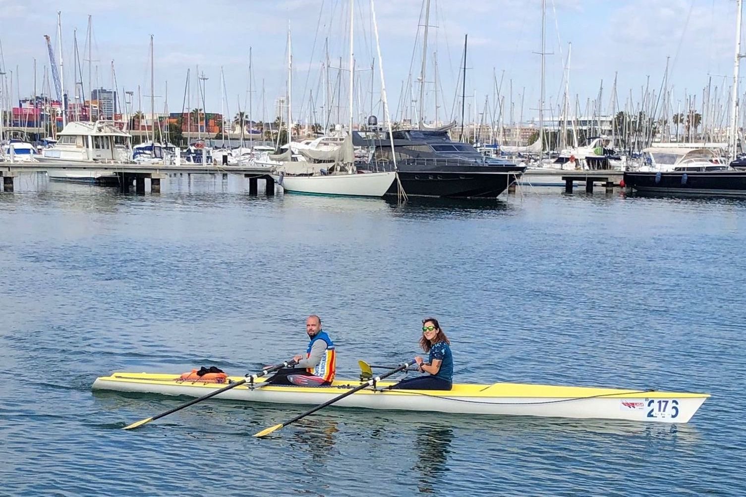 Foto remando en el doble de remo de mar con Marta en el puerto de Valencia