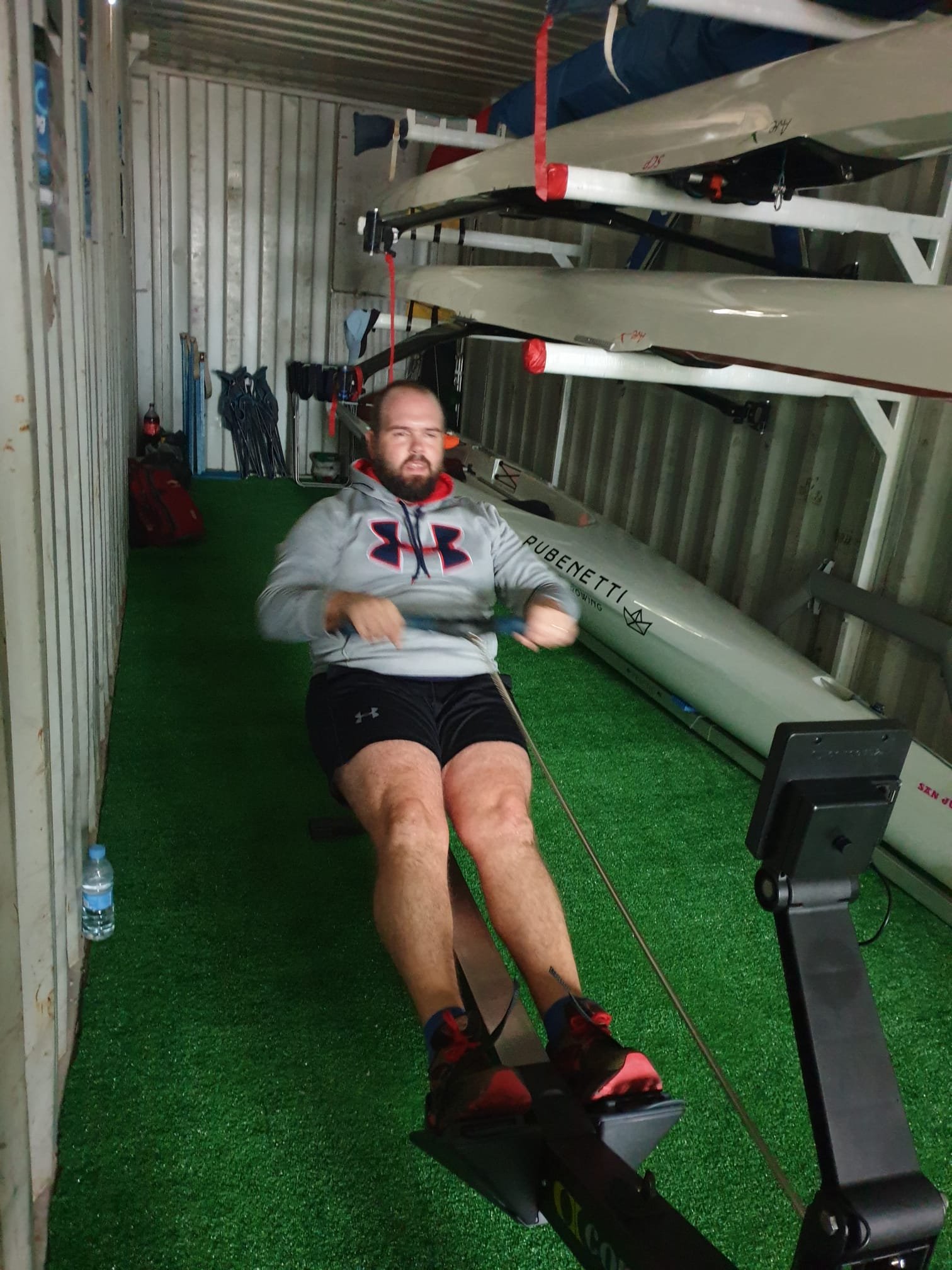 Foto remando en el ergómetro dentro del contenedor del Club de Remo Ciudad de Valencia