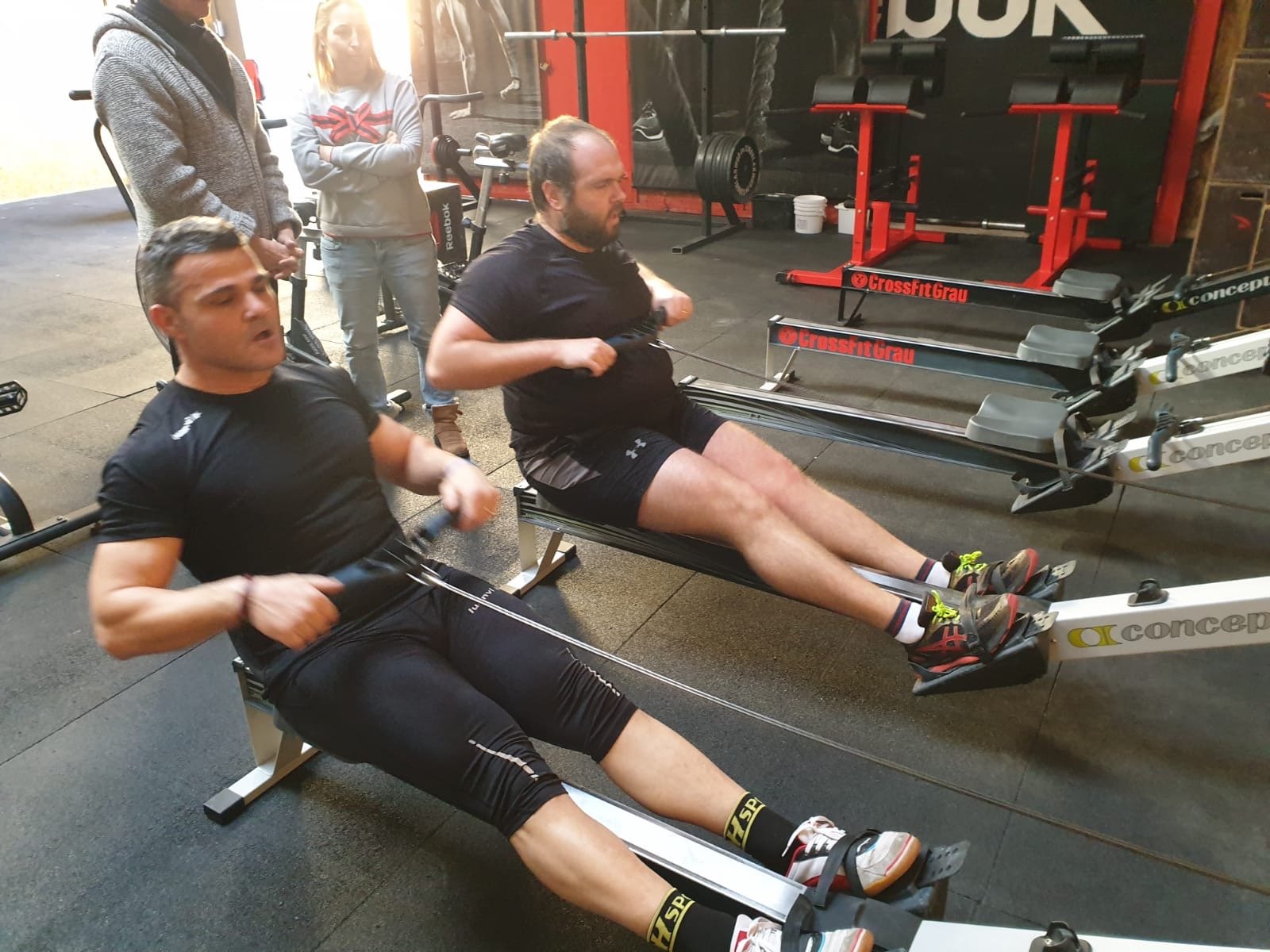Foto remando en el ergo con David Casinos, estamos haciendo uno de los test para la selección