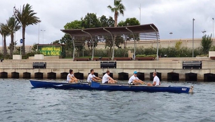 Foto remando en la yola con Davi, Erika y Nacho, y Juanba de timonel