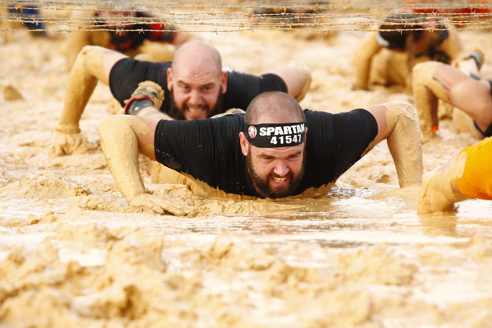 Foto reptando por el barro bajo los alambres de espino de la pista americana, salgo yo delante y mi hermano Juan detrás