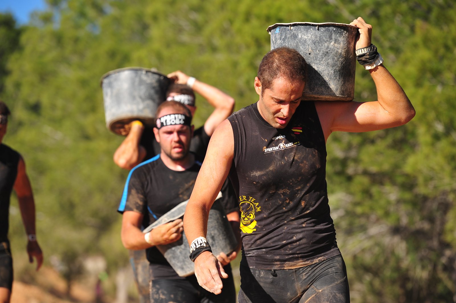Foto cargando un cubo con arena muy pesado, sale Joaquín delante y yo le sigo detrás