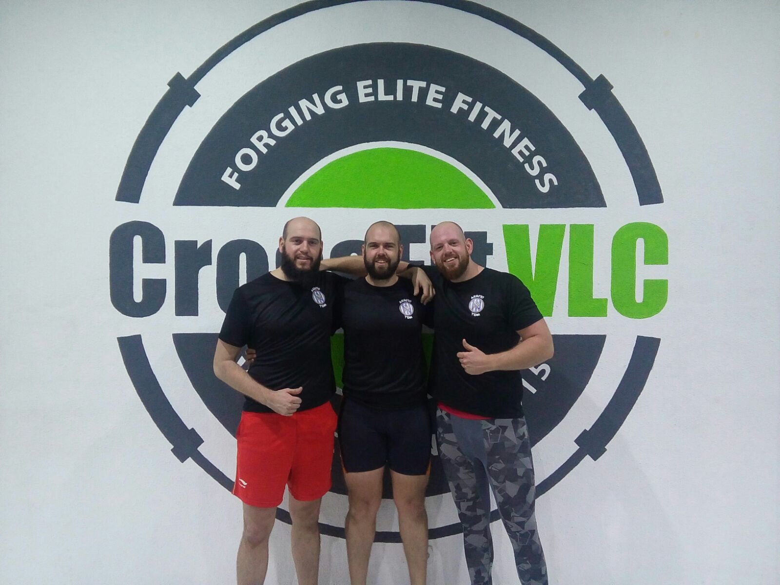 Foto mis hermanos y yo en el box de CrossfitVLC después de entrenar