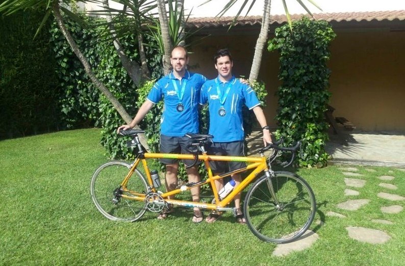 Foto posando con el tandem y las medallas después de ganar el Campeonato de España con Rafel