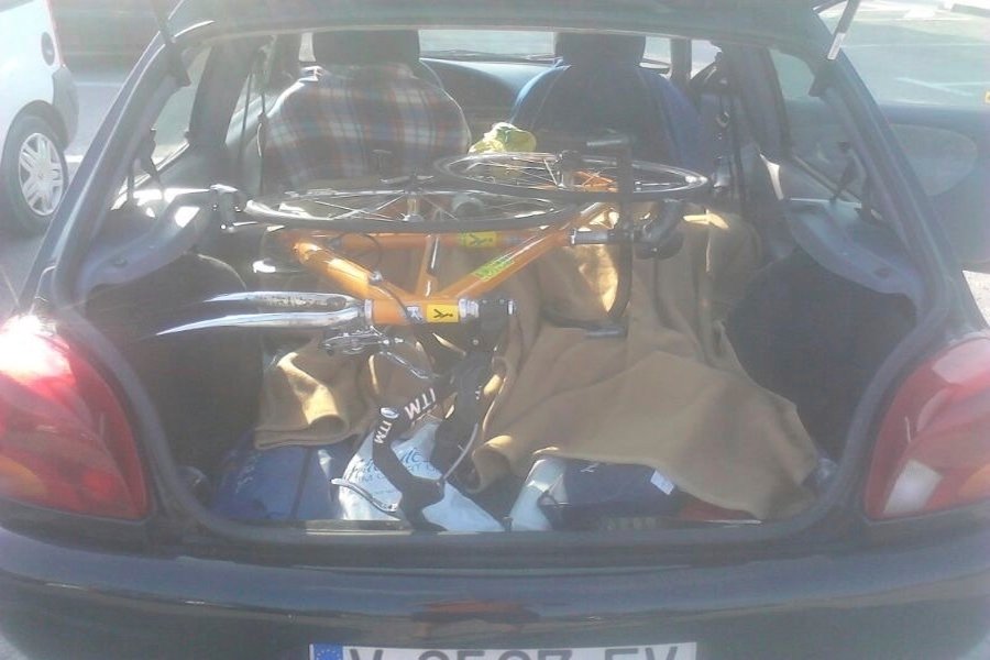 Foto del tandem todo desmontado en el maletero del Ford Fiesta de Rafel para ir a un triatlón