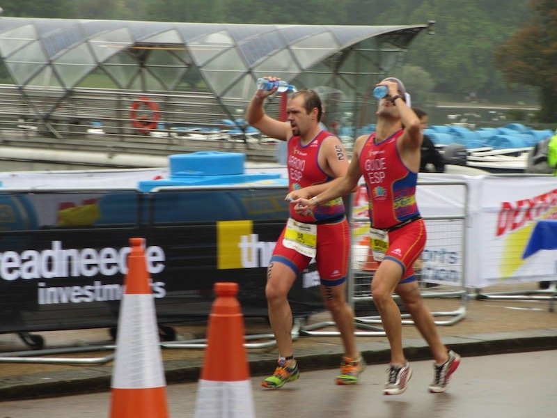 Foto en el sector de carrera a pie del mundial de Londres, echándnos agua por encima de la cabeza
