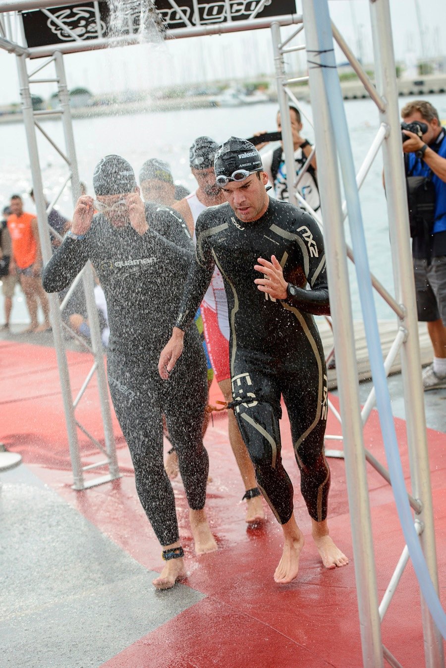 Foto corriendo con Rafel unidos por la goma y aun con el neopreno porque acabamos de salir del sector de la natación