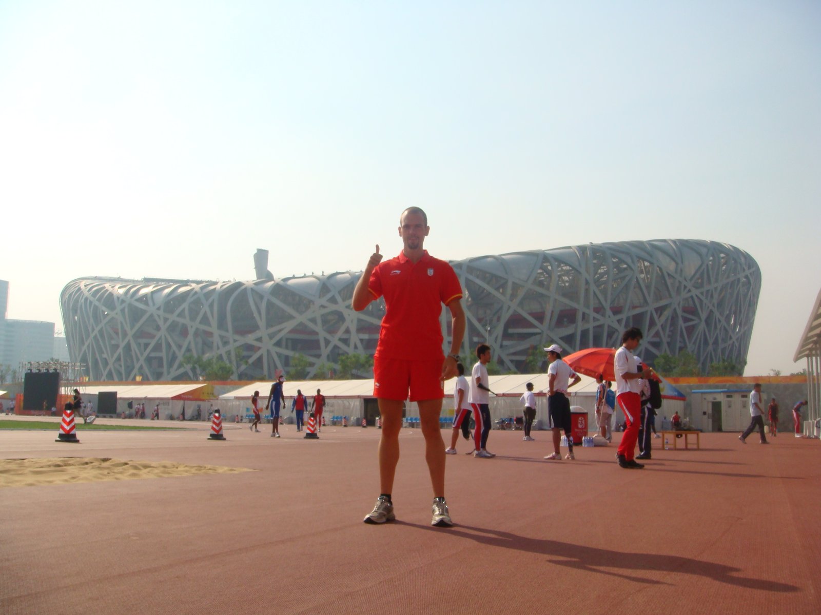 Posando en la pista de calentamiento con el Estadio de El Nido detrás