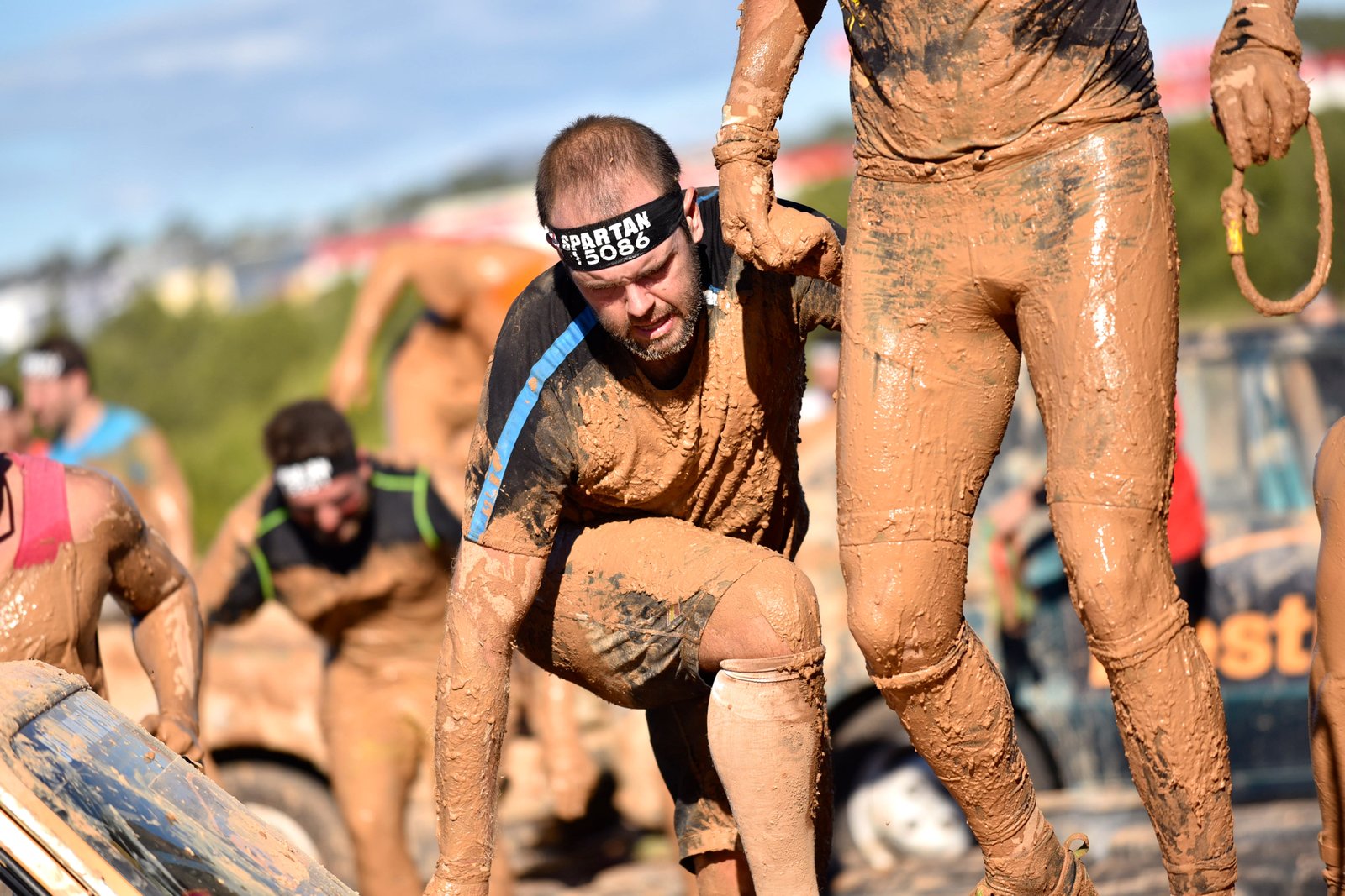 Superando un obstáculo en la Spartan 2015 con la ayuda de Joaquín