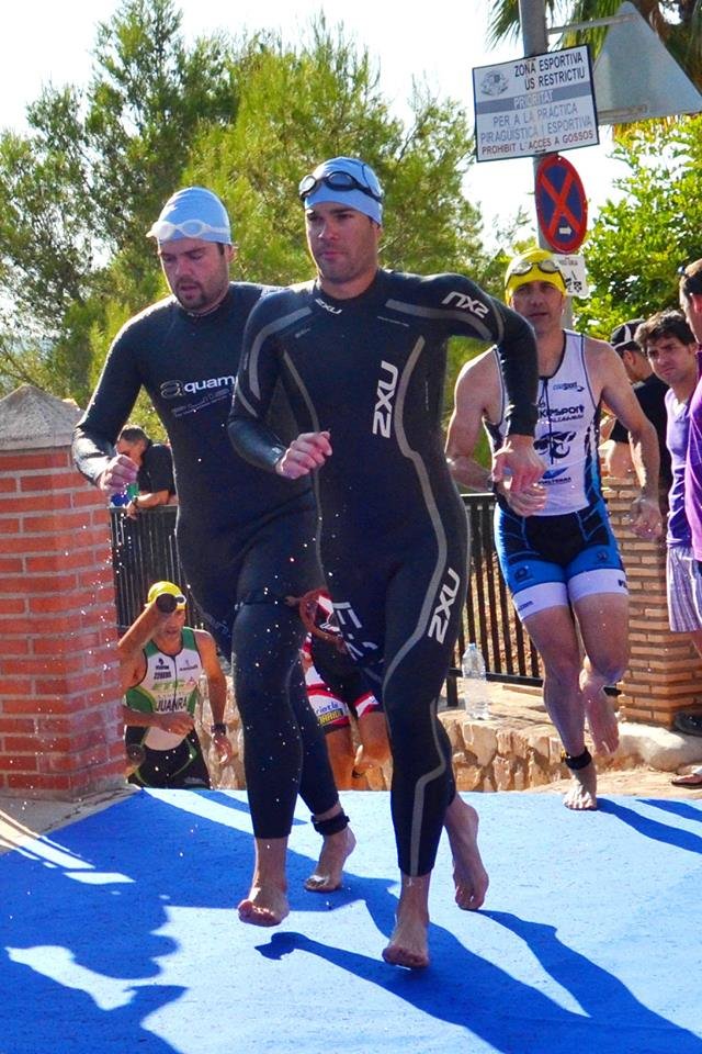 Saliendo del agua en el triatlón de Antella, en neopreno y atados de la pierna