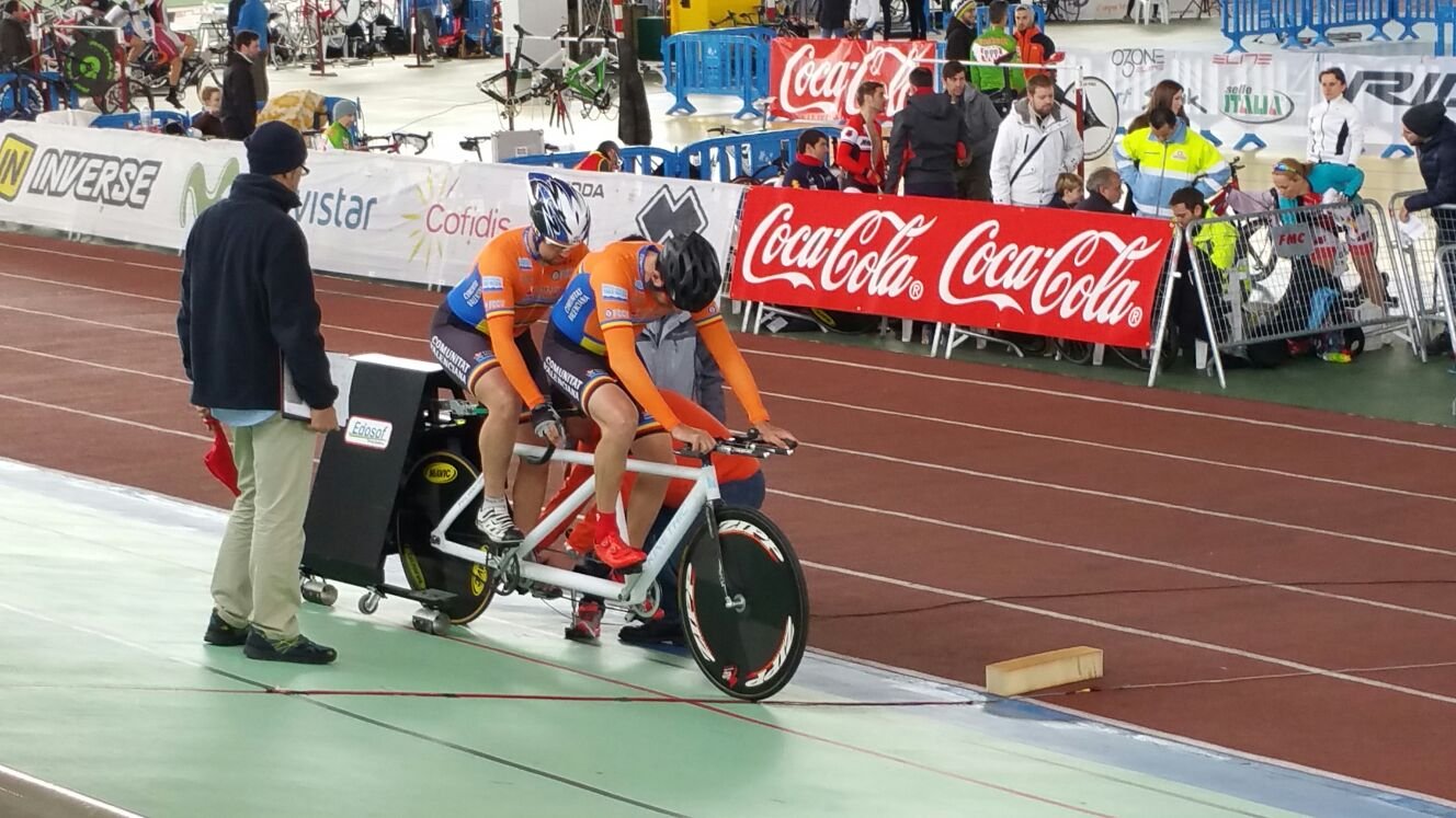 Con el tandem y Tauler en la máquina de salida de la pista