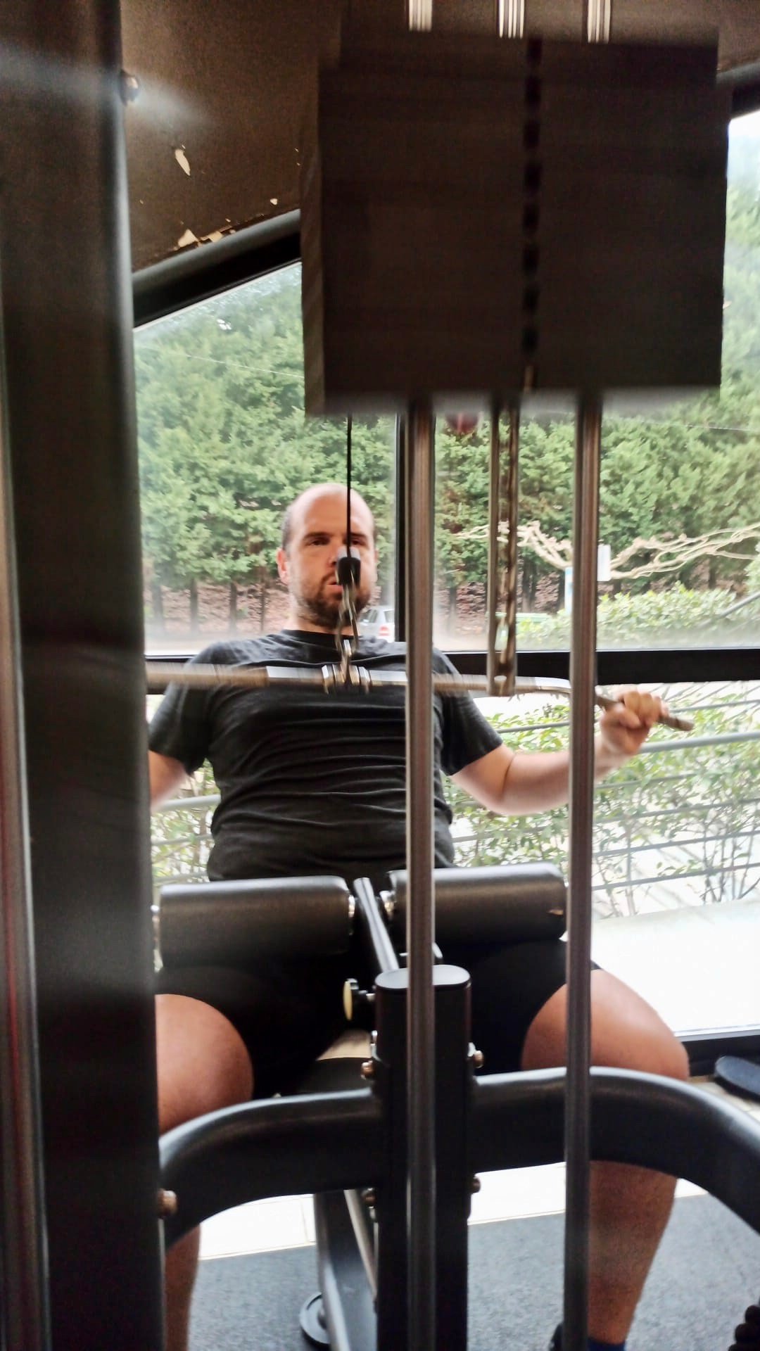 Levantando pesas, haciendo dorsales