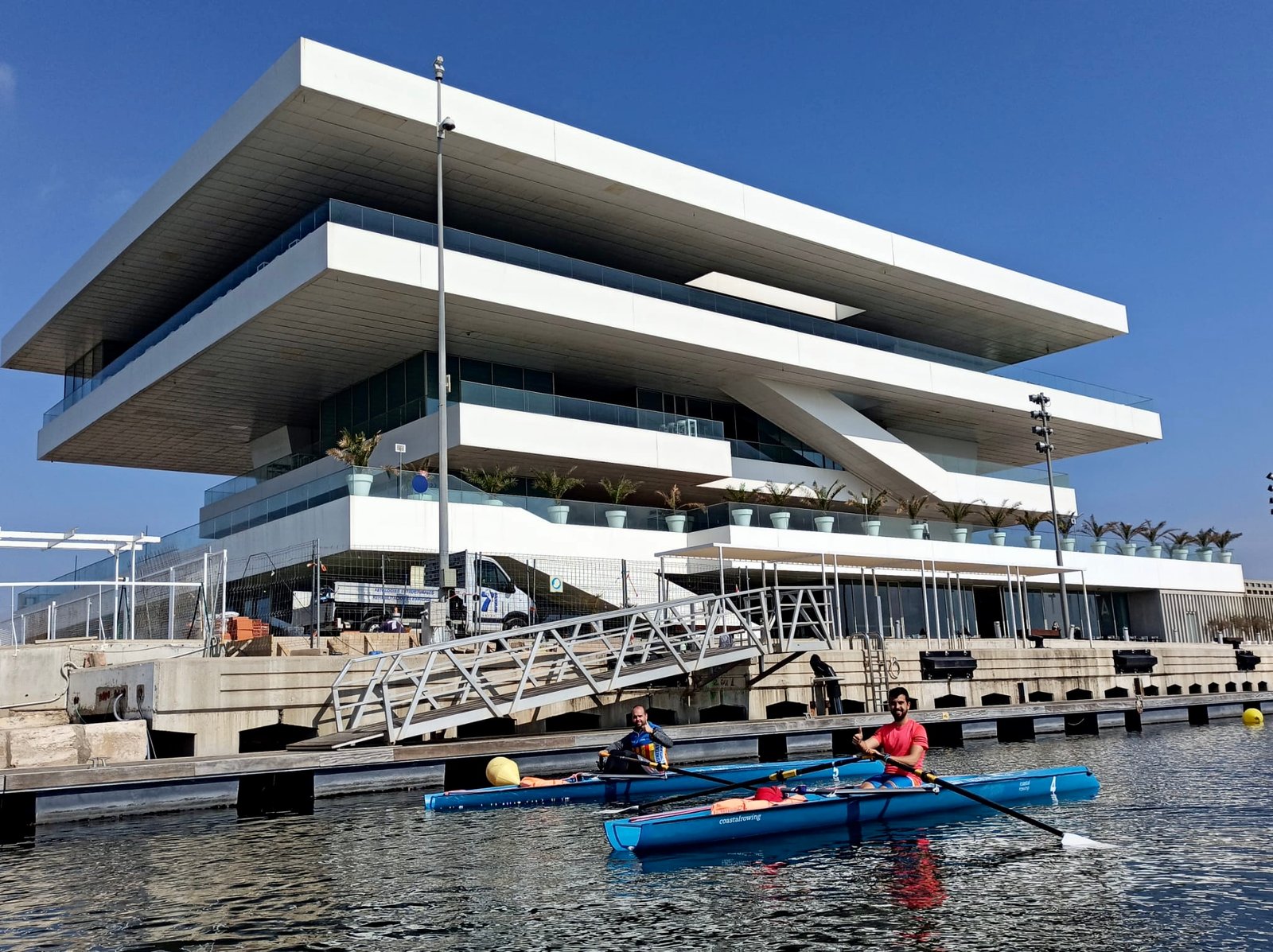 Remando en el puerto de Valencia en bote individual con Nacho, mi entrenador, al lado