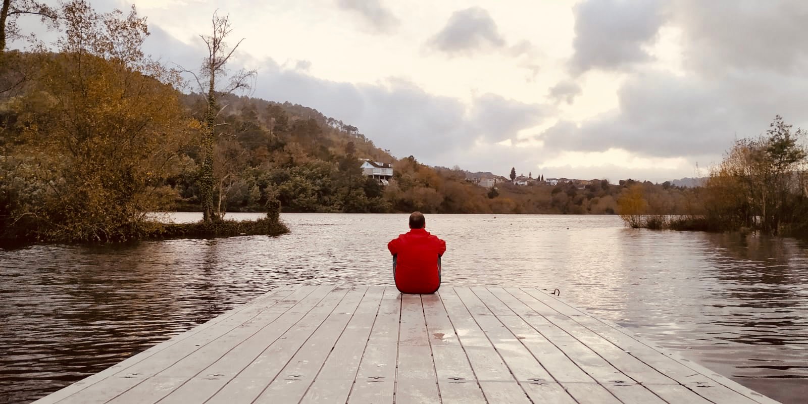 Sentado en el pantalán de Laias mirando al horizonte