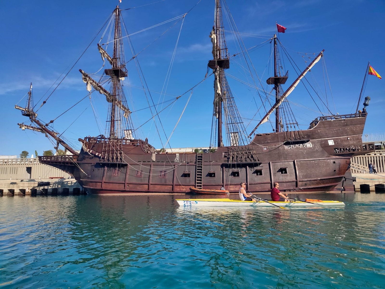 Remando por Valencia con David Casinos en el doble pasando por delante del Buque Andalucia