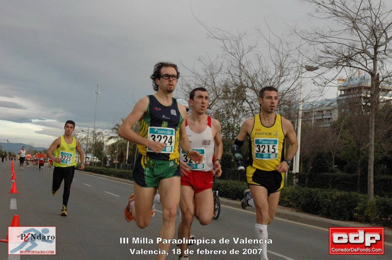 Corriendo en la milla paralímpica de Valencia de 2007