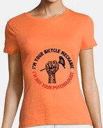 Diseño de camiseta con el lema soy tu mecánico de bicicletas, no tu psicólogo y en el centro hay una mano levantando una llave